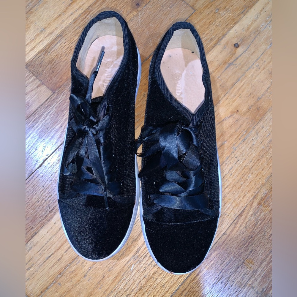 Wild Diva’s Womans Fuzzy lace up Sneakers S-9 black velvet